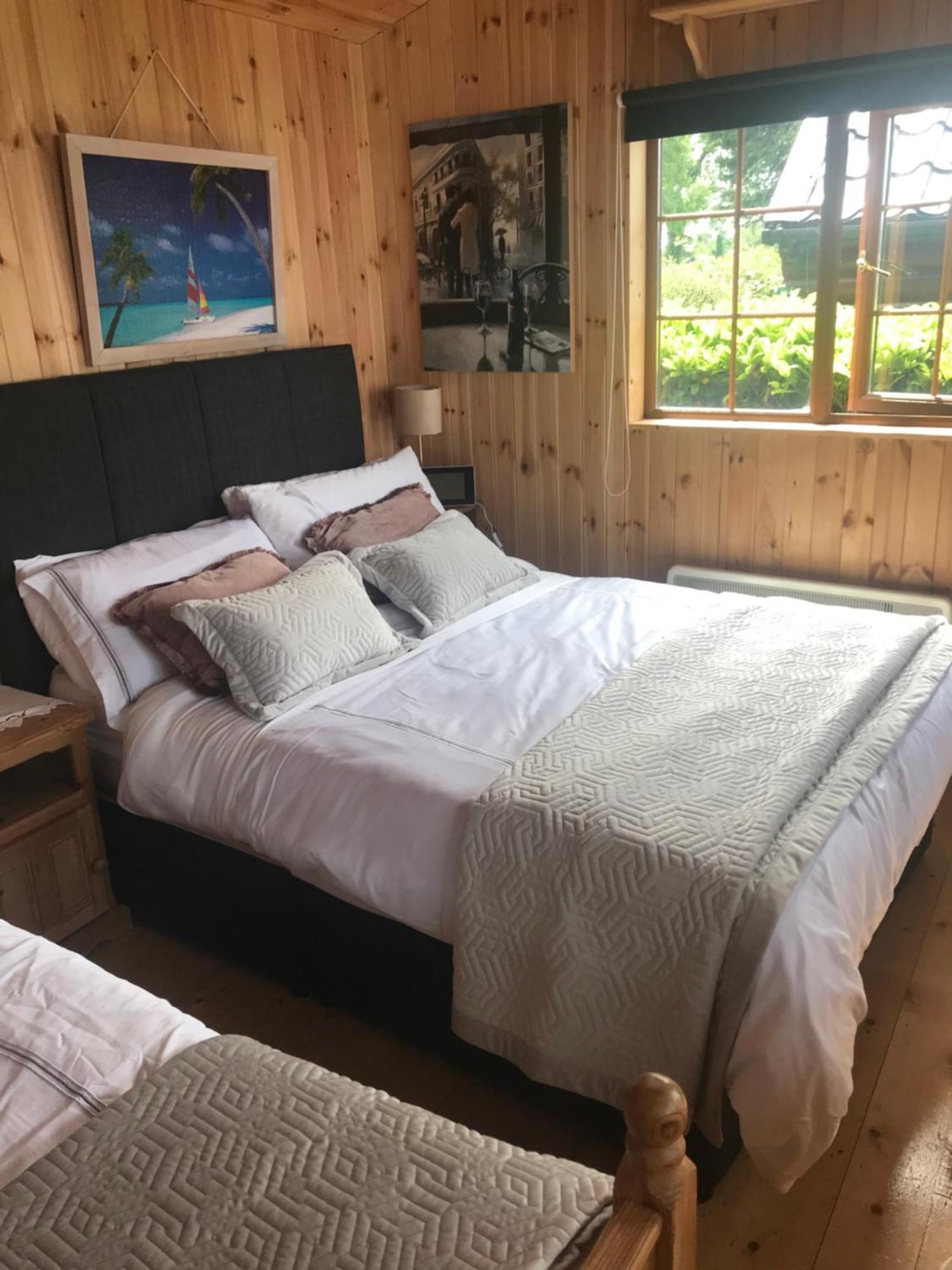 Cosy Countryside Log Cabin キルケニー エクステリア 写真